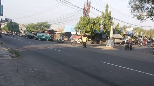 Polsek Ngimbang Secara Rutin Gelar Commanderwish Di Pagi Hari Guna cegah Kemacetan di Wilayah Ngimbang Polsek Ngimbang Secara Rutin Gelar Commanderwish Di Pagi Hari Guna cegah Kemacetan di Wilayah Ngimbang