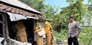 Peduli Kemanusiaan Bhabinkamtibmas dampingi Pemeriksaan Kesehatan Rutin Warga