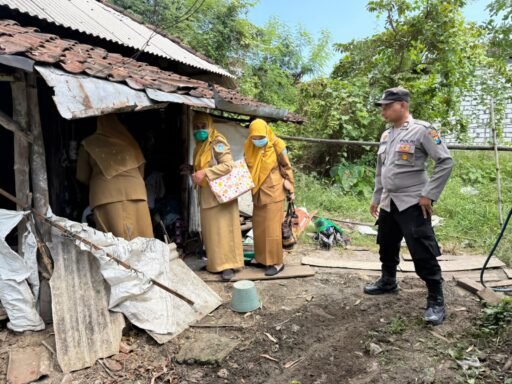 Peduli Kemanusiaan Bhabinkamtibmas dampingi Pemeriksaan Kesehatan Rutin Warga Peduli Kemanusiaan Bhabinkamtibmas dampingi Pemeriksaan Kesehatan Rutin Warga