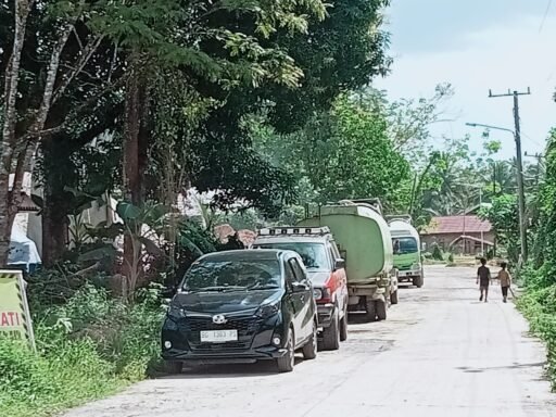 Diduga Abaikan Keselamatan, Kendaraan Proyek Preservasi Jalan Nasional Parkir di Jalan Raya Diduga Abaikan Keselamatan, Kendaraan Proyek Preservasi Jalan Nasional Parkir di Jalan Raya