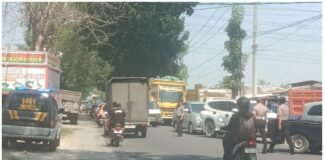 Respons Cepat Polsek Ngimbang Tangani Kemacetan Antrean Kendaraan Untuk Pengisian BBM di SPBU Ngimbang