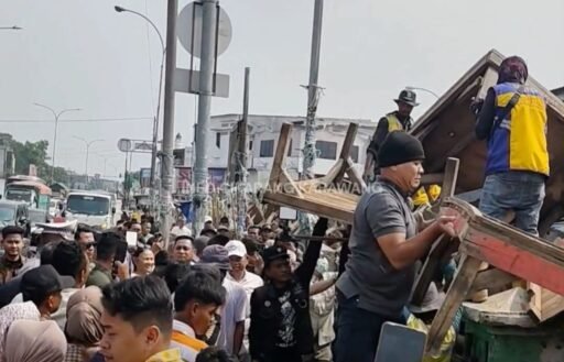 Gubernur Jabar Kang Dedi Mulyadi atau KDM tinjau langsung pasar tumpah Cikarang SGC Gubernur Jabar Kang Dedi Mulyadi atau KDM tinjau langsung pasar tumpah Cikarang SGC