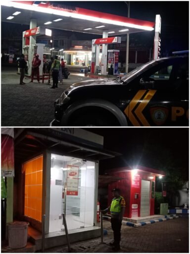 Polsek Ngimbang Gelar Patroli Blue Light Guna Menjaga Siskamtibmas Daerah Rawan Kriminal Di Wilayah Ngimbang Polsek Ngimbang Gelar Patroli Blue Light Guna Menjaga Siskamtibmas Daerah Rawan Kriminal Di Wilayah Ngimbang