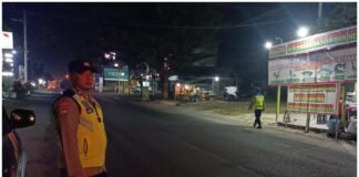 Polsek Ngimbang Gelar Patroli Blue Light Guna Menjaga Siskamtibmas Daerah Rawan Kriminal Di Wilayah Ngimbang