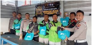 Peringati Hari Bhayangkara ke-80, Satlantas Polres Jember Bagikan 100 Paket Sembako untuk Ojol