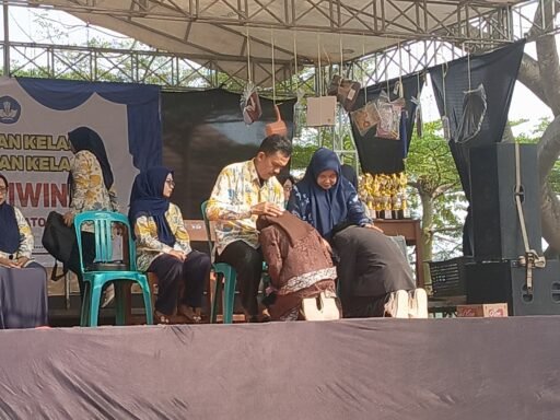 Pelepasan SDN Jatiwinaya: Meriah dengan Upacara Ki Lengser, Banjir Piala, dan Pentas Seni Pelepasan SDN Jatiwinaya: Meriah dengan Upacara Ki Lengser, Banjir Piala, dan Pentas Seni