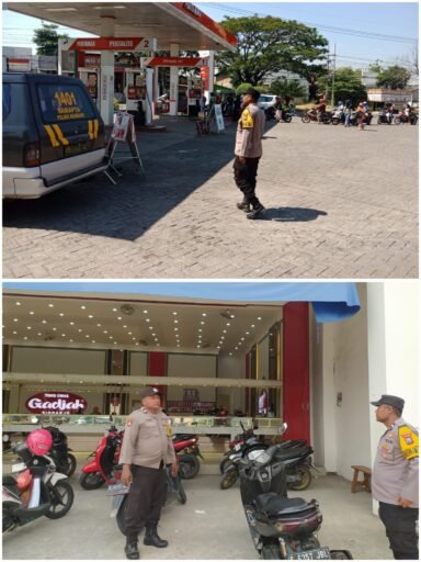 Polsek Ngimbang Gelar Patroli Harkamtibmas Di Obvit Guna Cegah Kriminalitas Dan Premanisme Polsek Ngimbang Gelar Patroli Harkamtibmas Di Obvit Guna Cegah Kriminalitas Dan Premanisme