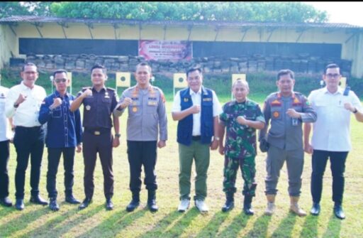 Bupati Toha Meriahkan Lomba Menembak Dalam Rangka HUT Bhayangkara ke-80 Bupati Toha Meriahkan Lomba Menembak Dalam Rangka HUT Bhayangkara ke-80