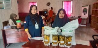 Senyum Bahagia Emak-Emak Raja Jaya, Dapat Beras dan Minyak Goreng Gratis di Tengah Lonjakan Harga