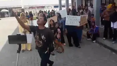 Jalur zonasi lingkungan sendiri puluhan anak gagal masuk penerimaan siswa,siswi 2026 di SMPN 7 Cibitung Jalur zonasi lingkungan sendiri puluhan anak gagal masuk penerimaan siswa,siswi 2026 di SMPN 7 Cibitung