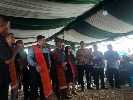 Bupati dan Wakil Bupati Samosir Kunjungi Rumah Duka Alm Opung Ramses Naibaho Boru di Siogung ogung Bupati dan Wakil Bupati Samosir Kunjungi Rumah Duka Alm Opung Ramses Naibaho Boru di Siogung ogung