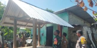 Polsek Lingsar Dampingi Penyerahan Rumah Kayu untuk Korban Kebakaran di Sigerongan