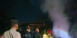 Kebakaran Limbah Kayu Somil Hebohkan Warga Penimbung, Polsek Gunungsari Turun Tangan