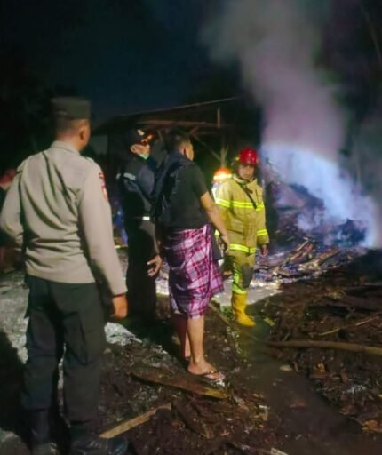 Kebakaran Limbah Kayu Somil Hebohkan Warga Penimbung, Polsek Gunungsari Turun Tangan Kebakaran Limbah Kayu Somil Hebohkan Warga Penimbung, Polsek Gunungsari Turun Tangan