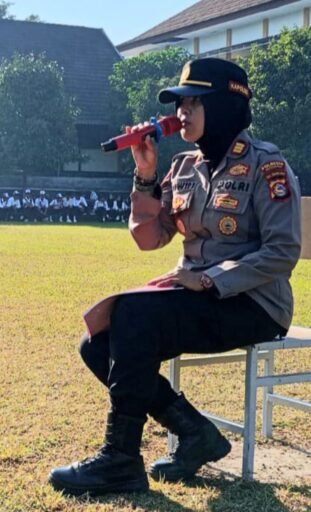 AKP Wiwin Widarti Edukasi Ratusan Siswa SMAN 1 Lingsar soal Narkoba, Bullying, dan Call Center 110 AKP Wiwin Widarti Edukasi Ratusan Siswa SMAN 1 Lingsar soal Narkoba, Bullying, dan Call Center 110