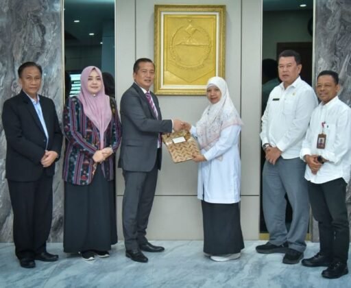 Gubernur NTB Serahkan Radiogram Mendagri, Pastikan Pemerintahan Lombok Barat Tetap Berjalan Gubernur NTB Serahkan Radiogram Mendagri, Pastikan Pemerintahan Lombok Barat Tetap Berjalan