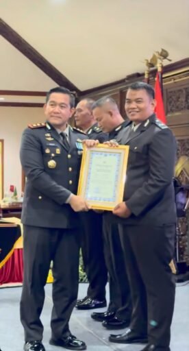 Aipda Nanang Sumantri, S.H. Raih Dua Penghargaan dari Kapolres Lamongan pada Hari Bhayangkara ke-80 Aipda Nanang Sumantri, S.H. Raih Dua Penghargaan dari Kapolres Lamongan pada Hari Bhayangkara ke-80