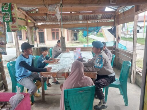 Bukan Sekadar Patroli Sirine: Lewat ‘Jumat Curhat’, Polsek Bunut Runtuhkan Sekat dan Titip 5 ‘Pesan Keramat’ Bukan Sekadar Patroli Sirine: Lewat ‘Jumat Curhat’, Polsek Bunut Runtuhkan Sekat dan Titip 5 ‘Pesan Keramat’