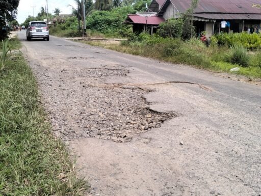 *Surat Terbuka Minta Gubenur Tuntaskan Jalan Utama Di Paloh* *Surat Terbuka Minta Gubenur Tuntaskan Jalan Utama Di Paloh*