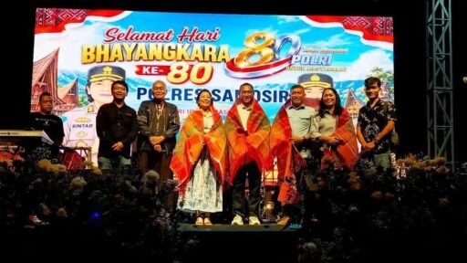 Efendy Naibaho dan Komunitas Jurnalis Samosir Mangulosi Kapolres Samosir di HUT Bhayangkara Efendy Naibaho dan Komunitas Jurnalis Samosir Mangulosi Kapolres Samosir di HUT Bhayangkara
