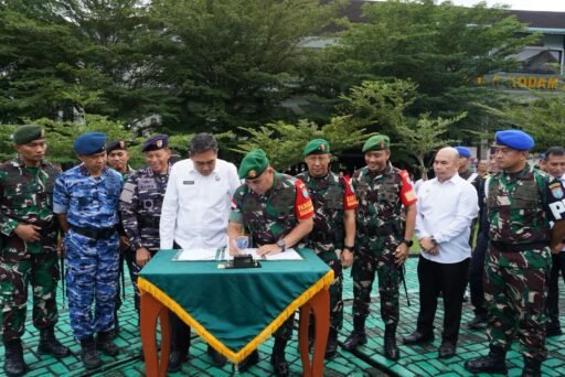 Pangdam XII/Tpr Pimpin Pelepasan Purna Tugas Satgas Pamtas RI-Malaysia dan Pemusnahan Barang Bukti Ilegal Pangdam XII/Tpr Pimpin Pelepasan Purna Tugas Satgas Pamtas RI-Malaysia dan Pemusnahan Barang Bukti Ilegal
