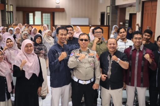 Polres Gresik Tanamkan Budaya Tertib Lalu Lintas Sejak Dini, Gandeng Guru Lewat Polantas Menyapa Polres Gresik Tanamkan Budaya Tertib Lalu Lintas Sejak Dini, Gandeng Guru Lewat Polantas Menyapa