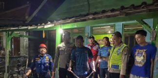 Anggota Jaga Polsek Ngimbang Bersama Damkar Tanggapi Pengaduan Masyarakat Melalui Layanan 110 Polri