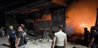 Respon Cepat Laporan 110, Polres Lamongan Bantu Tangani Kebakaran Gudang di Sukodadi