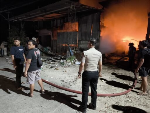 Respon Cepat Laporan 110, Polres Lamongan Bantu Tangani Kebakaran Gudang di Sukodadi Respon Cepat Laporan 110, Polres Lamongan Bantu Tangani Kebakaran Gudang di Sukodadi