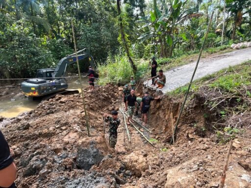 Jembatan Putus Diterjang Banjir, Bakti TNI Bangun Akses Baru bagi Tiga Desa di Nias Utara Jembatan Putus Diterjang Banjir, Bakti TNI Bangun Akses Baru bagi Tiga Desa di Nias Utara