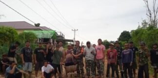Wujud Kemanunggalan TNI, Kodim 1209/Bengkayang Bersama Warga Binaan Gotong Royong Tambal Jalan Rusak