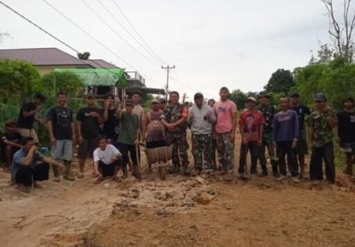 Wujud Kemanunggalan TNI, Kodim 1209/Bengkayang Bersama Warga Binaan Gotong Royong Tambal Jalan Rusak Wujud Kemanunggalan TNI, Kodim 1209/Bengkayang Bersama Warga Binaan Gotong Royong Tambal Jalan Rusak