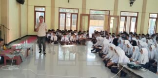 Polsek Ngimbang Gelar Kegiatan Binlu Pada Masa Pengenalan Lingkungan Sekolah ( MPLS ) Di SMP N 1 Ngimbang