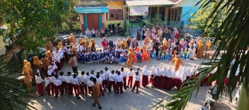 Mas Bhabin Sidomukti tanamkan Disiplin dan antisipasi perundungan sejak dini pada peserta MPLS Mas Bhabin Sidomukti tanamkan Disiplin dan antisipasi perundungan sejak dini pada peserta MPLS