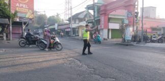 Polsek Ngimbang Secara Rutin Gelar Commanderwish Di Pagi Hari Guna cegah Kemacetan di Wilayah Ngimbang