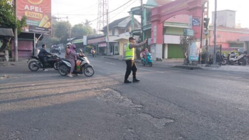 Polsek Ngimbang Secara Rutin Gelar Commanderwish Di Pagi Hari Guna cegah Kemacetan di Wilayah Ngimbang Polsek Ngimbang Secara Rutin Gelar Commanderwish Di Pagi Hari Guna cegah Kemacetan di Wilayah Ngimbang