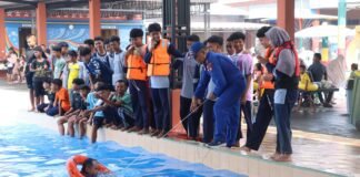 Satpolairud Polres Lamongan Bekali Santri Al Manar Keterampilan Berenang dan Pertolongan di Air