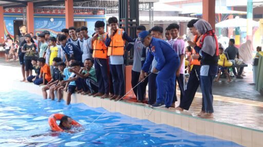 Satpolairud Polres Lamongan Bekali Santri Al Manar Keterampilan Berenang dan Pertolongan di Air Satpolairud Polres Lamongan Bekali Santri Al Manar Keterampilan Berenang dan Pertolongan di Air