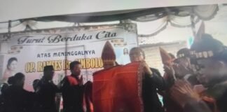 Tulang Simbolon Berikan Ulos Holong Kepada Niolando Naibaho, Dengan Harapan Segera Mendapat Jodoh