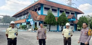 Pastikan Obvit Aman dan Kondusif, Polsek Ngimbang Gelar Patroli Harkamtibmas Pada Siang Hari