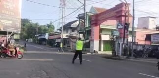 Polsek Ngimbang Secara Rutin Gelar Commanderwish Di Pagi Hari Guna cegah Kemacetan di Wilayah Ngimbang