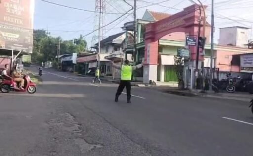 Polsek Ngimbang Secara Rutin Gelar Commanderwish Di Pagi Hari Guna cegah Kemacetan di Wilayah Ngimbang Polsek Ngimbang Secara Rutin Gelar Commanderwish Di Pagi Hari Guna cegah Kemacetan di Wilayah Ngimbang