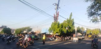 Polsek Ngimbang Secara Rutin Gelar Commanderwish Di Pagi Hari Guna cegah Kemacetan di Wilayah Ngimbang