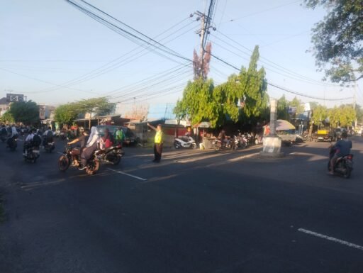 Polsek Ngimbang Secara Rutin Gelar Commanderwish Di Pagi Hari Guna cegah Kemacetan di Wilayah Ngimbang Polsek Ngimbang Secara Rutin Gelar Commanderwish Di Pagi Hari Guna cegah Kemacetan di Wilayah Ngimbang