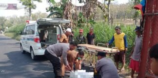 Polres Lamongan Bantu Evakuasi Pengendara Motor Meninggal Dunia dalam Kecelakaan di Sambeng