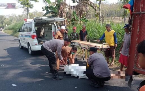 Polres Lamongan Bantu Evakuasi Pengendara Motor Meninggal Dunia dalam Kecelakaan di Sambeng Polres Lamongan Bantu Evakuasi Pengendara Motor Meninggal Dunia dalam Kecelakaan di Sambeng