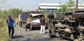 Personel Polsek Solokuro bersama Unit Gakkum Satlantas Polres Lamongan Gerak Cepat Tangani Laka Lantas