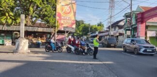 Demi Kelancaran Arus Lalu Lintas Polsek Ngimbang Secara Rutin Gelar Commanderwish Di Pagi Hari