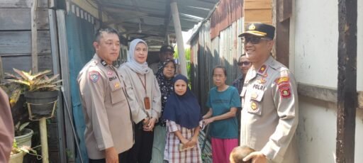 Kapolsek SU II Bersama PT KAI Turun Langsung Tinjau Rumah Tak Layak Huni Milik Buruh Lansia Kapolsek SU II Bersama PT KAI Turun Langsung Tinjau Rumah Tak Layak Huni Milik Buruh Lansia