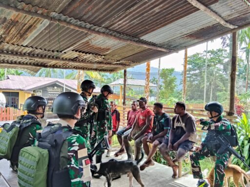 *TNI Hadir Ditengah Segala Kondisi Masyarakat Pelosok Papua* *TNI Hadir Ditengah Segala Kondisi Masyarakat Pelosok Papua*